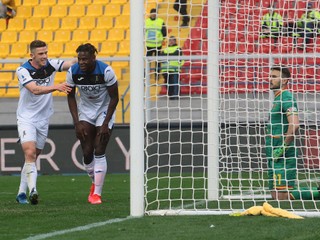 Futbalisti Atalanta Bergamo sa radujú po jednom z gólov.