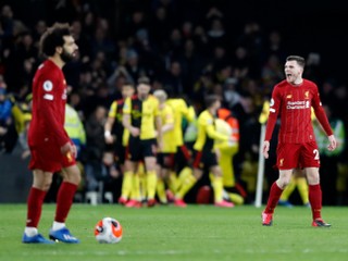 Hráči Liverpoolu zľava Mohamed Salah a Andrew Robertson po inkasovaní tretieho gólu v zápase 28. kola anglickej Premiere Leaque Watford - Liverpool.