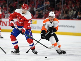 Lars Eller (vľavo) a Nicolas Aube-Kubel v zápase základnej časti NHL 2019/2020 Washington Capitals - Philadelphia Flyers.