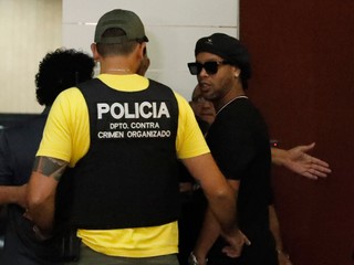 Ronaldinho (vpravo).