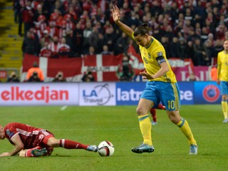 Dán Thomas Kahlenberg (vľavo) a Zlatan Ibrahimovič zo Švédska počas prvého zápase baráže o postup na EURO 2016.