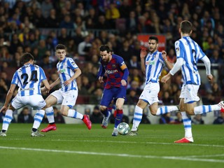 Lionel Messi medzi hráčmi Realu Sociedad.