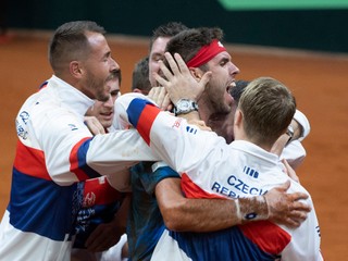 Českí tenisti sa radujú z postupu.