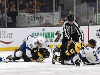 Hromadná bitka v zápase Boston Bruins - Tampa Bay Lightning.
