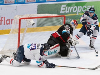 Marek Sloboda (vpravo) a Šimon Petráš (vľavo) a uprostred brankár Tyler Beskorowany.