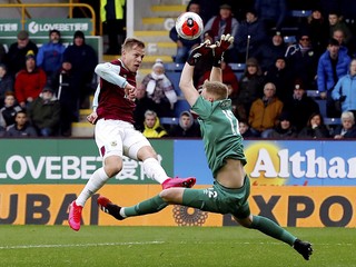 Matej Vydra strieľa.