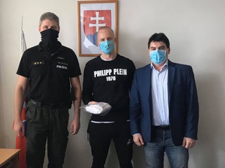 Radovan Puliš (v strede) odovzdal rúška žiarskym policajtom.