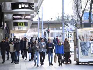 Obyvatalia Štokholmu v sobotu 4. apríla.