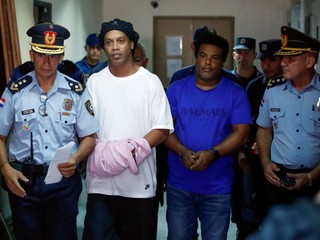 Ronaldinho (v bielom tričku) so svojím bratom (v modrom tričku).