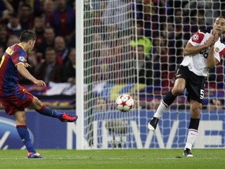 Rio Ferdinand (vpravo) v zápase proti FC Barcelona.