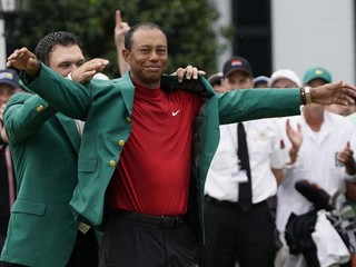 Tiger Woods si oblieka zelené sako po triumfe na Masters v Auguste 2019.