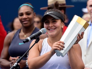 Víťazka Rogers Cup 2020 Bianca Andreescuová, v pozadí Serena Williamsová.