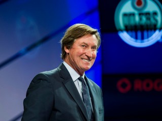 Gretzky je optimista. Možno sa mýlim, ale NHL sa v lete bude hrať, vraví legenda