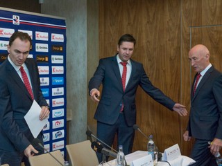 Na snímke sprava šéftrener slovenskej mužskej hokejovej reprezentácie Craig Ramsay, generálny sekretár SZĽH Miroslav Valíček a generálny manažér Miroslav Šatan.