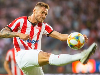 Český obranca David Jablonský z Cracovie Krakov.