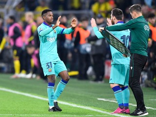 Lionel Messi (vpravo) strieda Fatiho.