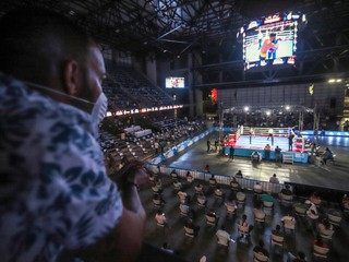 Fanúšikovia v Nikarague sledujú zápas v boxe.