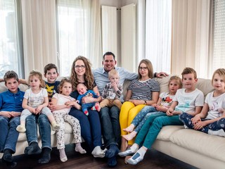Márton Joób s manželkou a desiatimi deťmi.