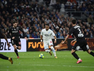 Hráč Marseille Dimitri Payet (uprostred) pred hráčmi Amiens.