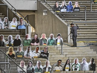 V Mönchengladbachu zaplnili tribúny maketami fanúśikov.