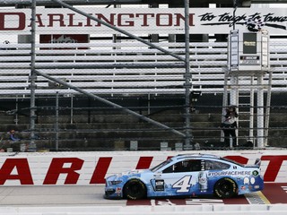 Motoristický seriál NASCAR sa opäť rozbehol pretekmi v Darlingtone.