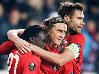 Hráčov FC Midtjylland môžu fanúšikovia povzbudiť na parkovisku pred štadiónom. Ak zostanú v autách. 