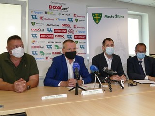Na snímke zľava poslanec mestského zastupiteľstva Peter Durmis, primátor mesta Žilina Peter Fiabáne, konateľ firmy LUPIZA Maroš Jakubek a štatutár spoločnosti LUPIZA Rastislav Chovanec.