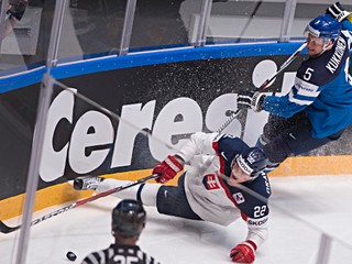 Lasse Kukkonen podráža Vladimíra Draveckého.