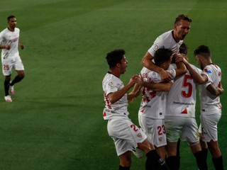 Futbalisti FC Sevilla sa radujú po jednom z gólov.