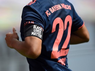 Futbalista Bayernu Mníchov Serge Gnabry má na ruke čiernu pásku s nápisom  'Black Lives Matter' (Na životoch černochov záleží) v zápase 30. kola nemeckej Bundesligy Bayer Leverkusen - Bayern Mníchov.