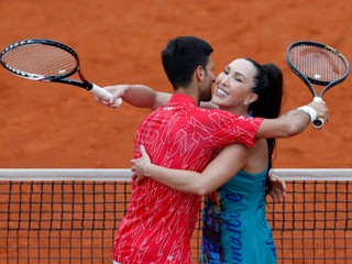 Jelena Jankovičová v objatí s Novakom Djokovičom.