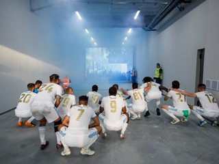 Fanúšikovia ŠK Slovan Bratislava za bránami štadióna, hráči im ďakujú za podporu.