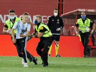 Mladík narušil zápas.