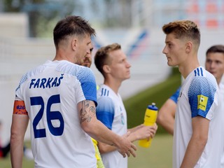 Sebastián Kóša (vpravo) v premiére slúžil Nitre tak, ako ho skauti poznajú - nenápadnou robotou v strede poľa.