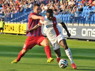 Na snímke vľavo hráč FK Senica Juraj Chvátal a hráč AS Trenčín Moses Simon. (Rok 2014)