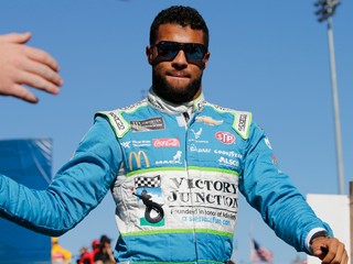 Pretekár NASCAR Bubba Wallace.