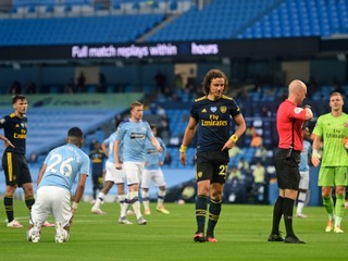 David Luiz (v strede) opúšťa ihrisko.