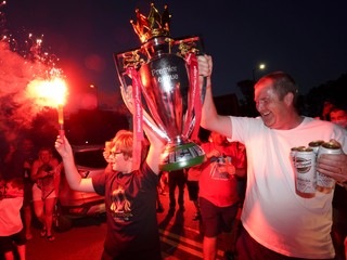 Fanúšikovia Liverpool FC oslavujú majstrovský titul v Premier League 2019/2020.
