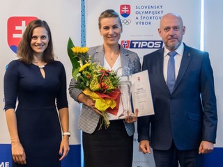 Anastasia Kuzminová si prevzala cenu Trofej SOŠV, vpravo prezident SOŠV Anton Siekel a vľavo členka MOV Danka Barteková.