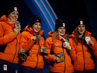 Štafeta holandských šortrekárok na 3000 m v zložení Suzanne Schultingová, Yara van Kerkhofová, Lara van Ruijvenová, Jorien ter Morsová pózuje s bronzovými medailami na ZOH 2018 v juhokórejskom Pjongčangu 21. februára 2018.