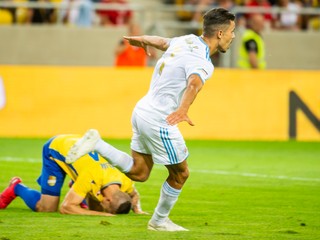 Na snímke v bielom drese Moha (Slovan) oslavuje gól.