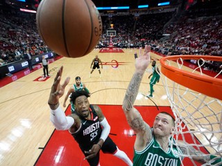 Hráč Houstonu Robert Covington (vľavo) strieľa na kôš.
