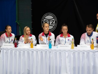 Slovenské fedcupové reprezentantky zľava Katarína Kužmová, Rebeka Šramková, Anna Karolína Schmiedlová, Viktória Kužmová a kapitán tímu Matej Lipták.