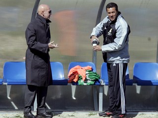 Vtedajší tréner Realu Madrid Vanderlei Luxemburgo (vpravo) a športový riaditeľ klubu Arriago Sacchi v roku 2005.
