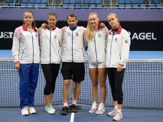 Slovenský fedcupový tenisový tím zľava Viktória Kužmová, Katarína Kužmová, kapitán tímu Matej Lipták, Rebeka Šramková a Anna Karolína Schmiedlová.