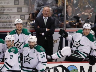 Tréner Lindy Ruff na lavičke tímu NHL Dallas Stars.