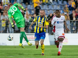 Ákos Szarka (v strede) v drese Dunajskej Stredy.