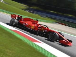 Jazdec tímu Ferrari Sebastian Vettel.