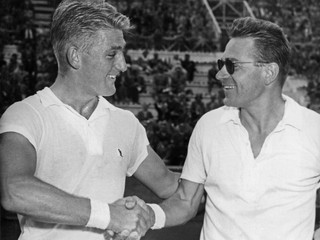 Lew Hoad gratuluje Jaroslavovi Drobnému (vpravo) k víťazstvu na tenisovom turnaji v Ríme v roku 1953.