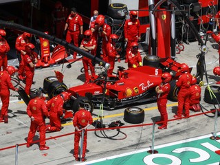 Športová katastrofa v podaní Ferrari. Oba vozy vyradili už v prvom kole